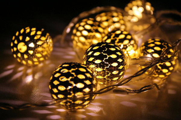 3 modi per smaltire le luci di Natale forniti da Ecolamp