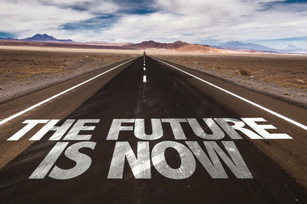the future is now écrit sur une route du désert=